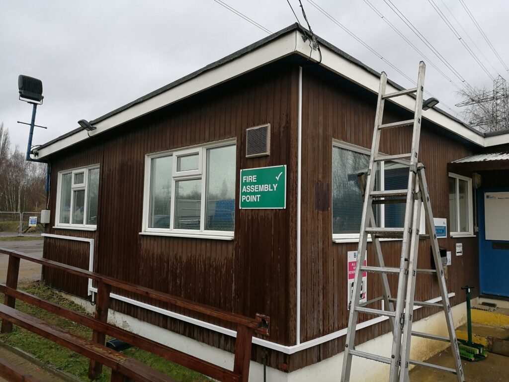 35-security-hut-mirror-tint